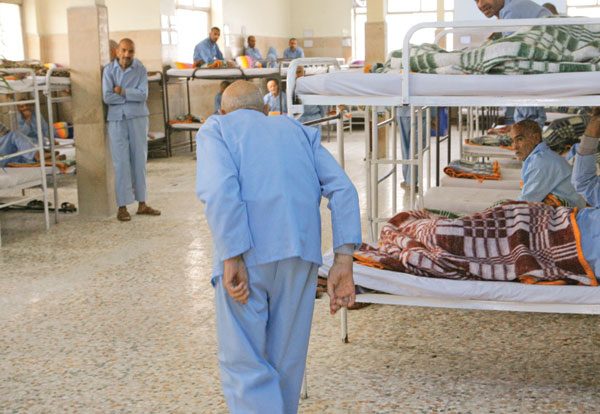 جامع‌ترین راهنمای مقایسه درمان اعتیاد به‌صورت سرپایی و بستری؛ کدام روش برای شرایط شما مؤثرتر است؟ | مرکز درمان سوءمصرف مواد مطهر